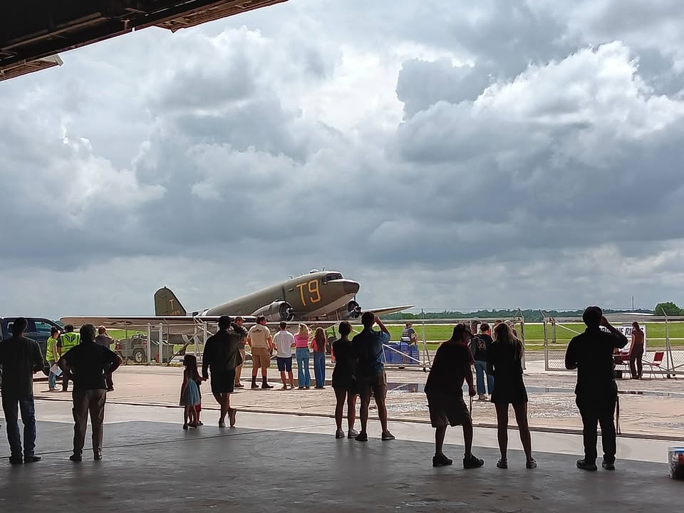 Community gathering for veteran aviation scholarships